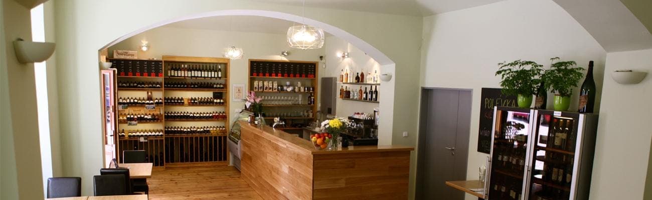 Barový pult VinCaffé s kávovarem a regály vín na Žižkově